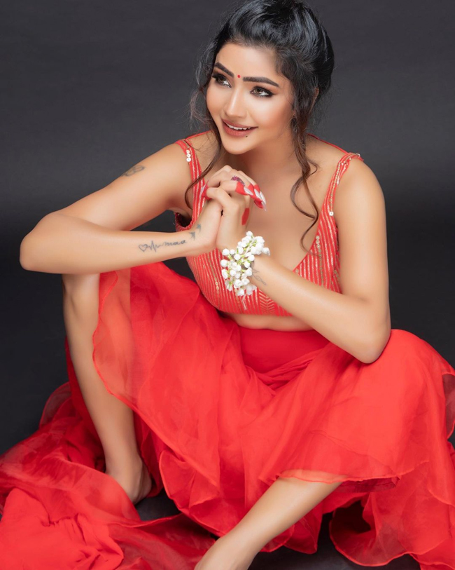 Soniya Bansal Delightful Looks In Colorful Outfit